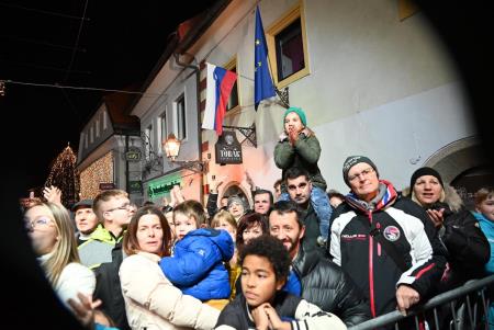 Temperamentna Tanja Žagar je razgrela kamniško publiko za najdaljšo noč v letu in silvestrovanje v centru Pravljičnega Kamnika (35)